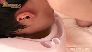 おしっこ大好き少年がションべンおまる丸かぶり!! さらに顔面ぶっかけの後に便器をぺろぺろ舐め回す!!